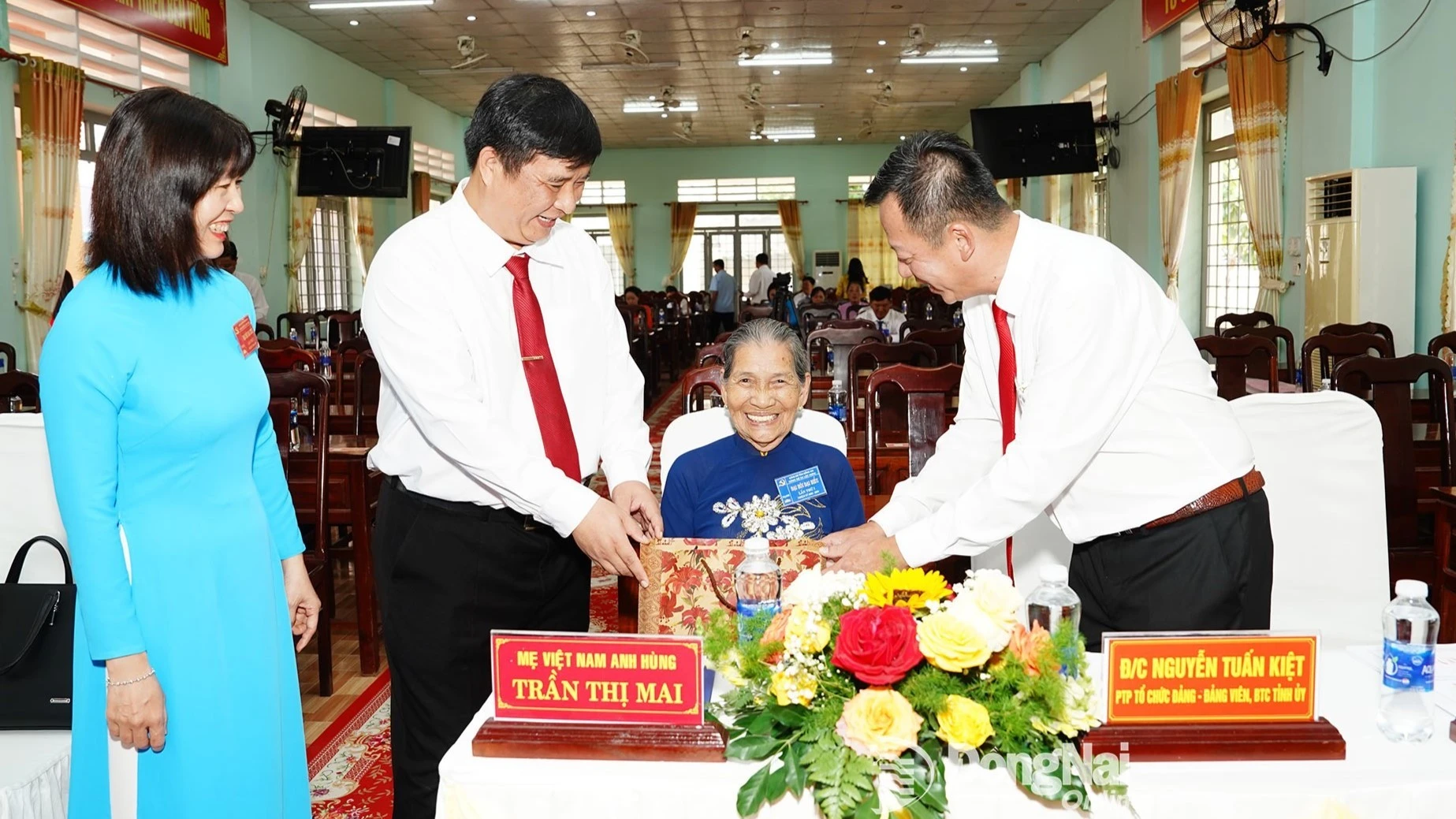 Lãnh đạo xã Lộc Hưng tặng qùa Mẹ Việt Nam Anh hùng Trần Thị Mai tại Đại hội