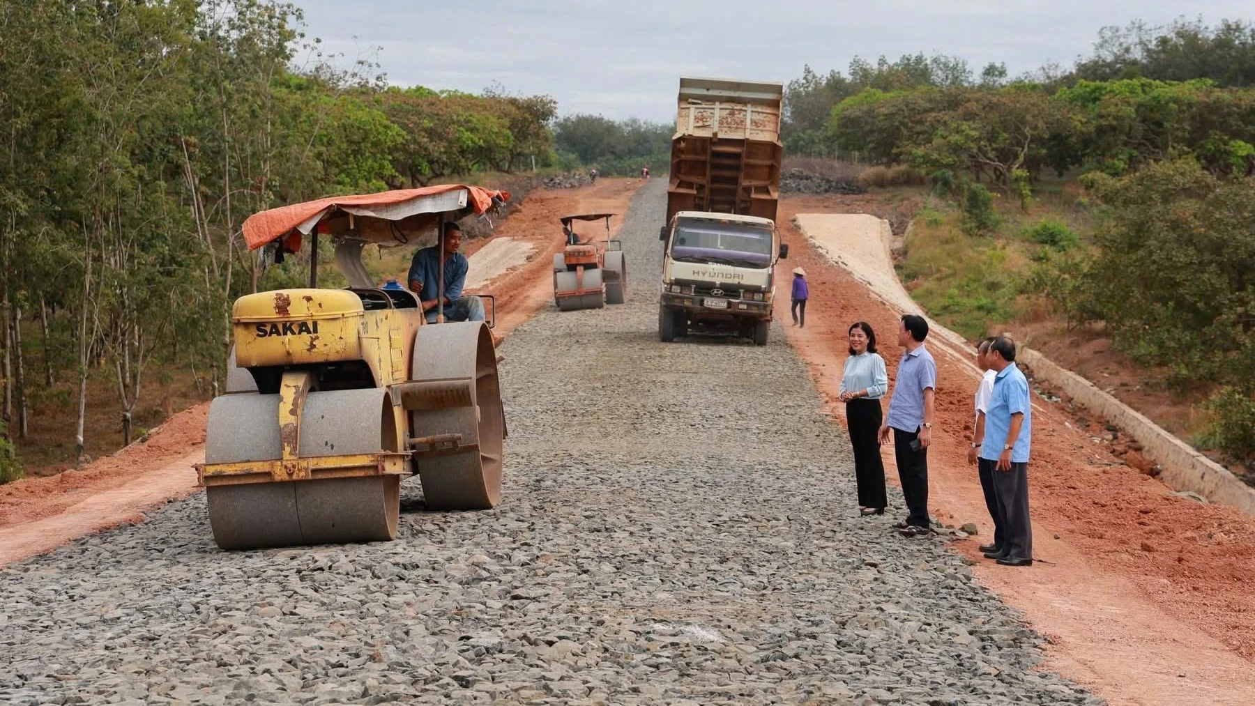 Lãnh đạo xã Phú Riềng và xã Long Hà, tỉnh Đồng Nai kiểm tra tiến độ thi công tuyến đường liên hai xã