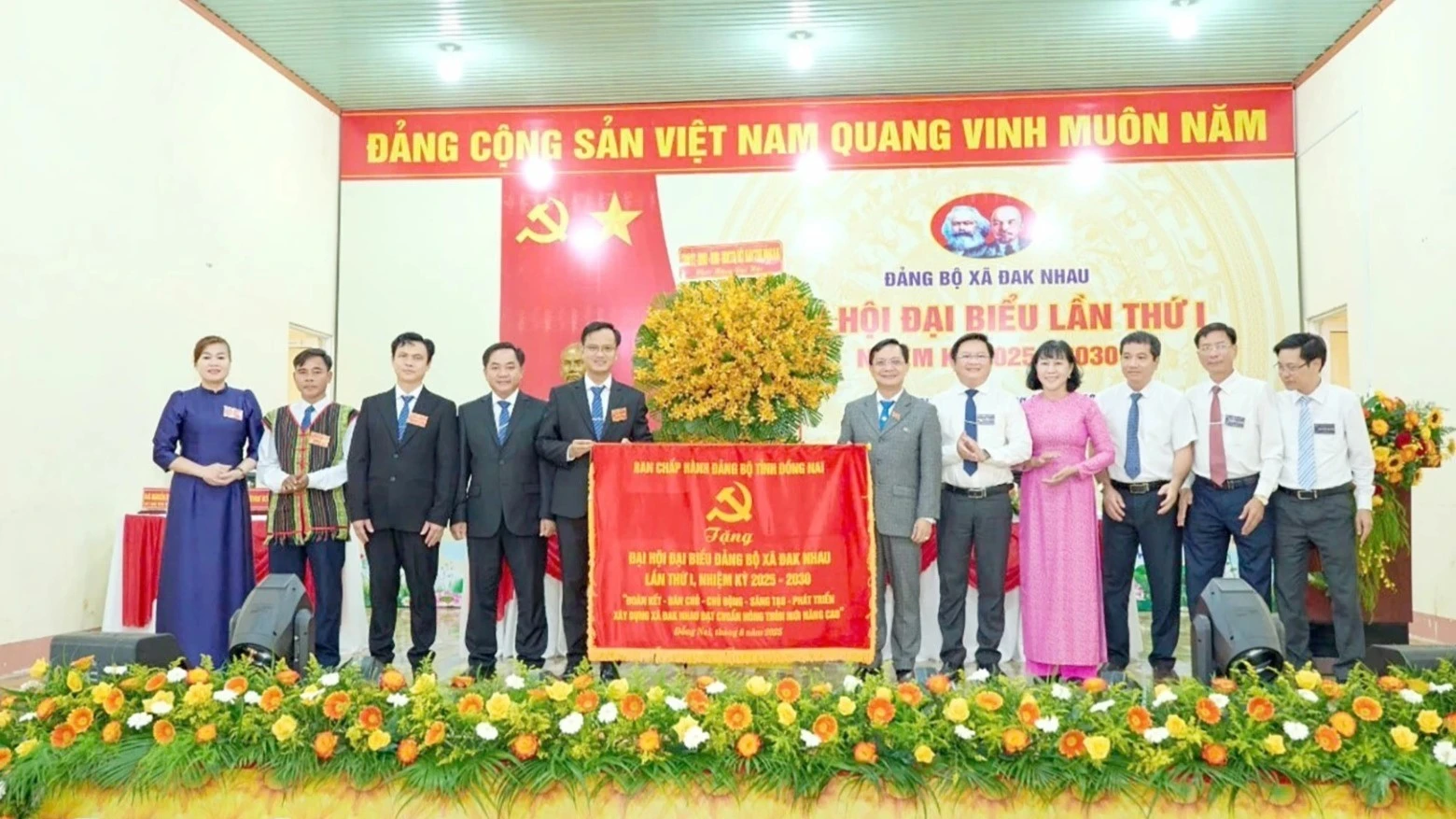 Lãnh đạo tỉnh Đồng Nai tặng hoa và cờ chúc mừng Đại hội