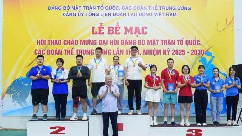 Đồng chí Đỗ Văn Chiến, Ủy viên Bộ Chính trị, Chủ tịch Ủy ban Trung ương Mặt trận Tổ quốc Việt Nam trao giải cho các đội đoạt giải Nhất, Nhì, Ba môn kéo co. (Ảnh: HỮU CHÁNH)