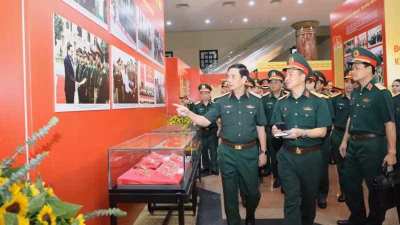 Đại tướng Phan Văn Giang, Ủy viên Bộ Chính trị, Phó Bí thư Quân ủy Trung ương, Bộ trưởng Quốc phòng trực tiếp kiểm tra các khu vực chuẩn bị cho Đại hội.