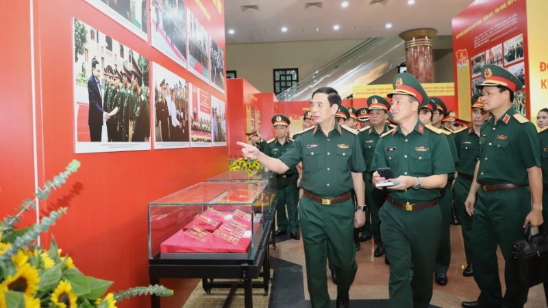 Đại tướng Phan Văn Giang, Ủy viên Bộ Chính trị, Phó Bí thư Quân ủy Trung ương, Bộ trưởng Quốc phòng trực tiếp kiểm tra các khu vực chuẩn bị cho Đại hội.
