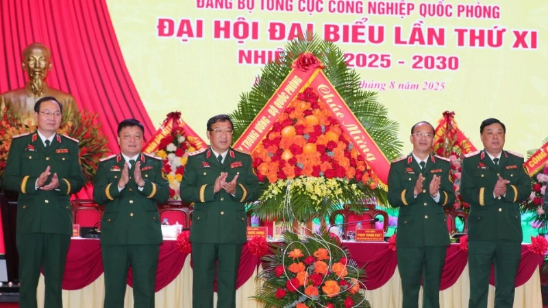 Thượng tướng Phạm Hoài Nam, Ủy viên Trung ương Đảng, Ủy viên Thường vụ Quân ủy Trung ương, Thứ trưởng Quốc phòng tặng hoa chúc mừng Đại hội.