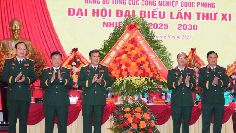 Thượng tướng Phạm Hoài Nam, Ủy viên Trung ương Đảng, Ủy viên Thường vụ Quân ủy Trung ương, Thứ trưởng Quốc phòng tặng hoa chúc mừng Đại hội.