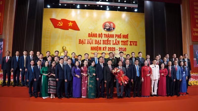 Ban chấp hành Đảng bộ thành phố Huế khóa XVII ra mắt.