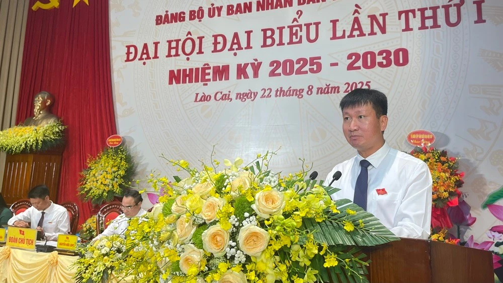 Bí thư Đảng bộ, Chủ tịch Ủy ban nhân dân tỉnh Lào Cai, Trần Huy Tuấn phát biểu tại đại hội. (Ảnh: THANH SƠN)