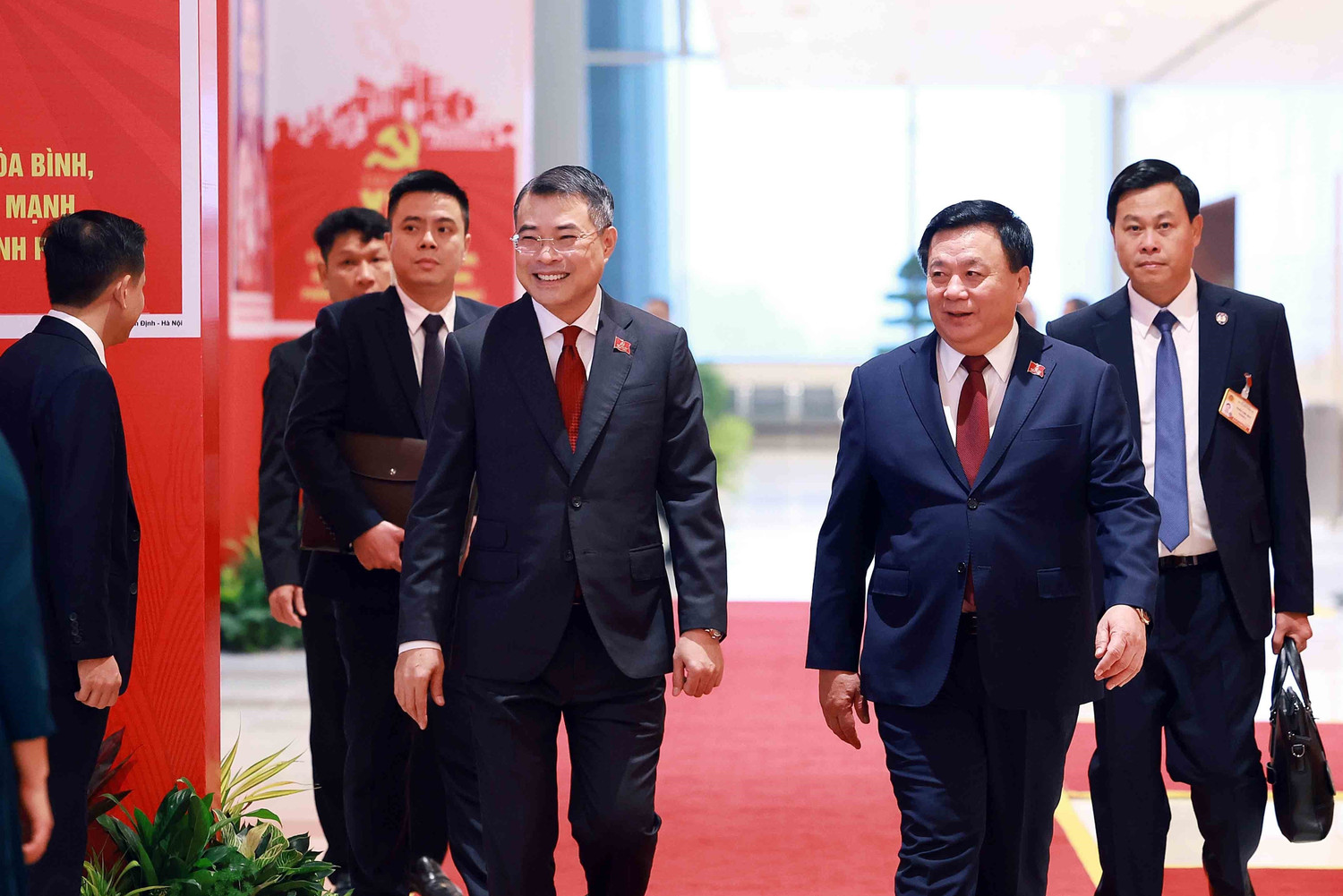 Các đại biểu đến dự phiên họp trù bị Đại hội XIV của Đảng. Ảnh: TTXVN