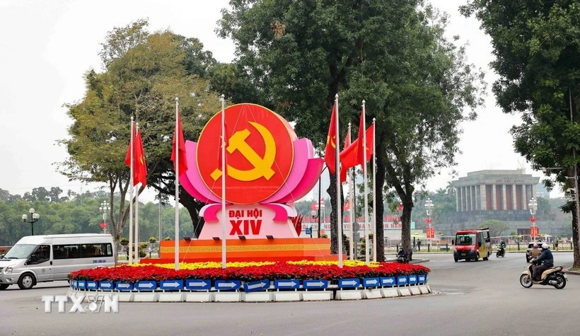 Biểu tượng búa liềm, cờ Đảng, cờ Tổ quốc được bố trí trang trọng tại nút giao Điện Biên Phủ-Độc Lập-Chu Văn An, chào mừng Đại hội đại biểu toàn quốc lần thứ XIV của Đảng. (Ảnh: Vũ Quang/TTXVN)
