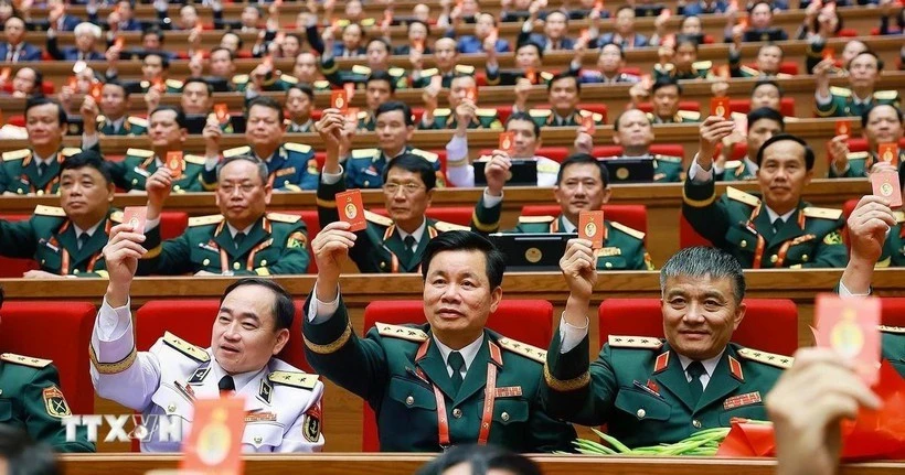 Đại biểu biểu quyết thông qua Nghị quyết Đại hội XIV của Đảng. (Ảnh: TTXVN)