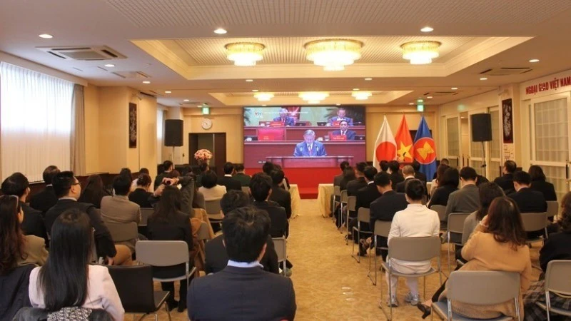 Kiều bào tại Thủ đô Tokyo (Nhật Bản) chăm chú theo dõi lễ khai mạc Đại hội XIV của Đảng. (Ảnh: Phạm Tuân/TTXVN)