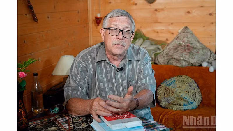 Ông Petr Tsvetov, Phó Giáo sư, Tiến sĩ khoa học lịch sử tại Học viện Ngoại giao thuộc Bộ Ngoại giao Nga, Phó Chủ tịch thứ nhất Hội Hữu nghị Nga-Việt. (Ảnh: XUÂN HƯNG)