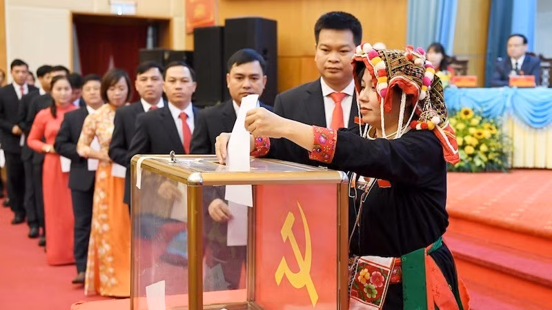 "Nêu gương" đã được Chủ tịch Hồ Chí Minh xác định là một phương thức lãnh đạo của Ðảng và thành phần cốt yếu của văn hóa Ðảng.