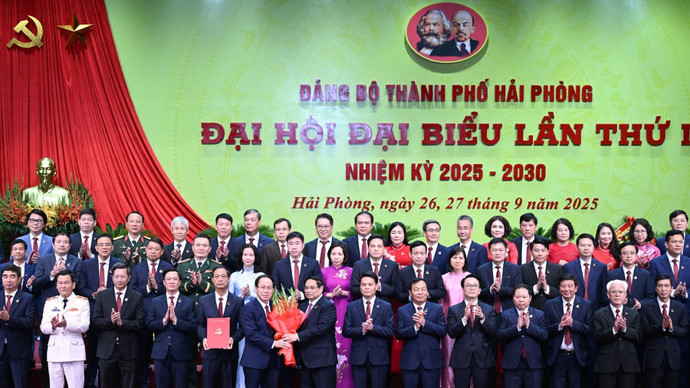 Thủ tướng Phạm Minh Chính tặng hoa chúc mừng Ban Chấp hành Đảng bộ thành phố Hải Phòng nhiệm kỳ 2025-2030. (Ảnh: TRẦN HẢI)