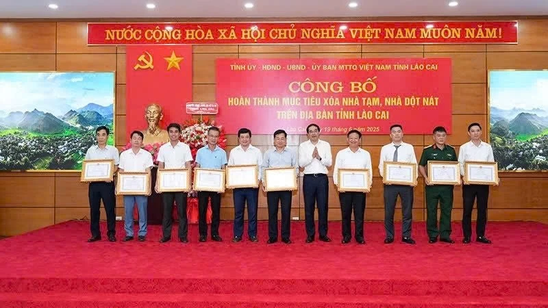 Bí thư Tỉnh ủy Lào Cai Trịnh Xuân Trường trao Bằng khen tặng các đơn vị, địa phương có thành tích xuất sắc trong xóa nhà tạm, nhà dột nát.