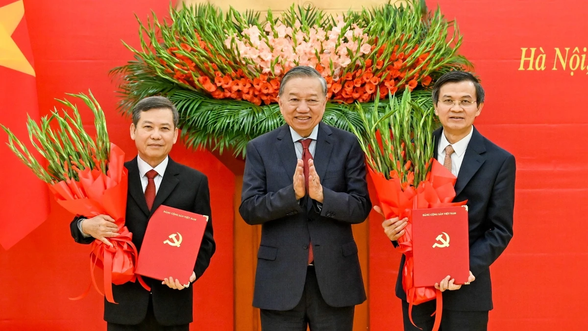 Tổng Bí thư Tô Lâm trao Quyết định của Bộ Chính trị và tặng hoa chúc mừng các đồng chí Lê Minh Trí và Đoàn Minh Huấn. (Ảnh: DUY LINH)