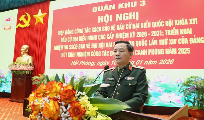 Trung tướng Lương Văn Kiểm, Tư lệnh Quân khu 3 phát biểu chỉ đạo tại hội nghị.