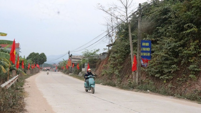 Cờ được cắm dọc các tuyến đường chính của xã vùng cao Tân Sơn.