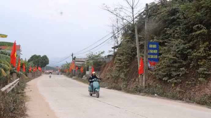 Cờ được cắm dọc các tuyến đường chính của xã vùng cao Tân Sơn.