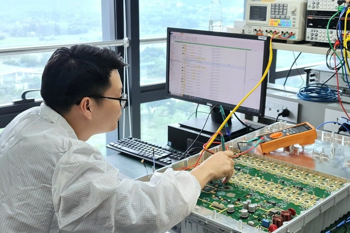 Kỹ sư đang thử nghiệm trạm gốc 5G do Việt Nam phát triển. (Ảnh: Trọng Đạt)