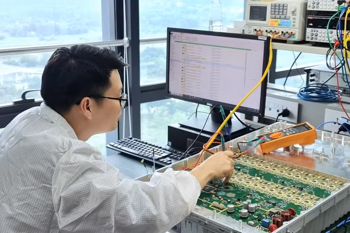 Kỹ sư đang thử nghiệm trạm gốc 5G do Việt Nam phát triển. (Ảnh: Trọng Đạt)