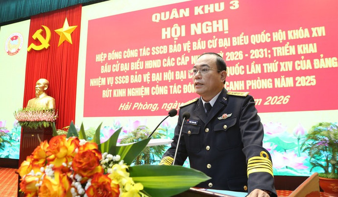 Đại tá Hoàng Trung Dũng, Phó Tư lệnh Vùng 1 Hải quân phát biểu tại hội nghị.