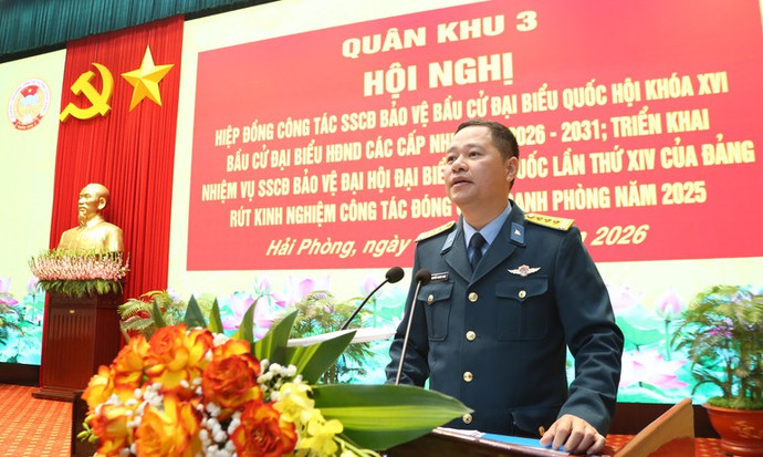 Thượng tá Nguyễn Trung Toàn, Phó Lữ đoàn trưởng, Tham mưu trưởng Sư đoàn Phòng không 363 (Quân chủng Phòng không-Không quân) phát biểu tại hội nghị.