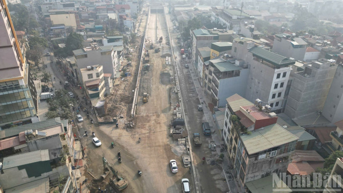Tuyến đường Đê La Thành sửa chữa, mở rộng nhìn từ trên cao. (Ảnh: THÙY LINH)
