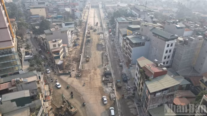 Tuyến đường Đê La Thành sửa chữa, mở rộng nhìn từ trên cao. (Ảnh: THÙY LINH)