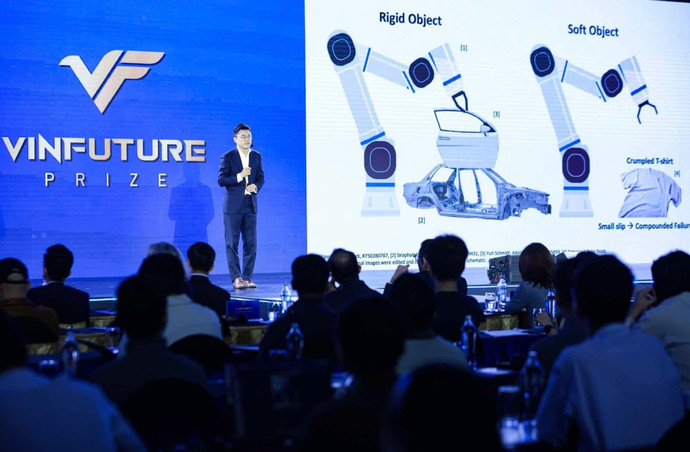 Thuyết trinh về robot và tự động hóa tại Vinfuture. Ảnh TTXVN