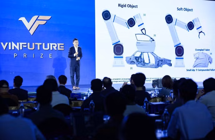 Thuyết trinh về robot và tự động hóa tại Vinfuture. Ảnh TTXVN