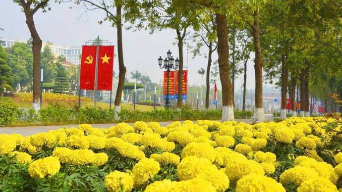 Đường phố phường Kinh Bắc như khoác lên mình tấm áo mới với rực rỡ cờ, hoa.