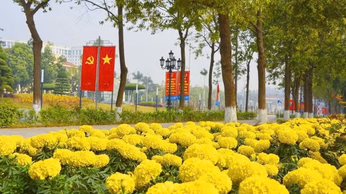 Đường phố phường Kinh Bắc như khoác lên mình tấm áo mới với rực rỡ cờ, hoa.