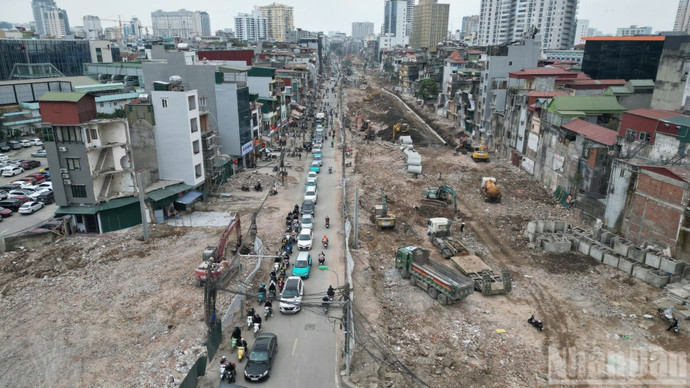 Toàn cảnh một đoạn đường Đê La Thành sửa chữa, mở rộng. (Ảnh: THÙY LINH)