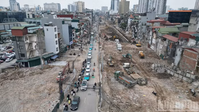 Toàn cảnh một đoạn đường Đê La Thành sửa chữa, mở rộng. (Ảnh: THÙY LINH)