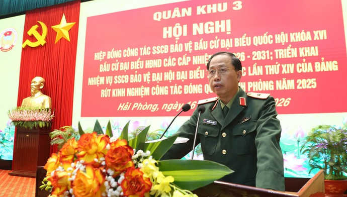 Thiếu tướng Nguyễn Đức Dũng, Phó Tư lệnh, Tham mưu trưởng Quân khu 3 chủ trì hội nghị.