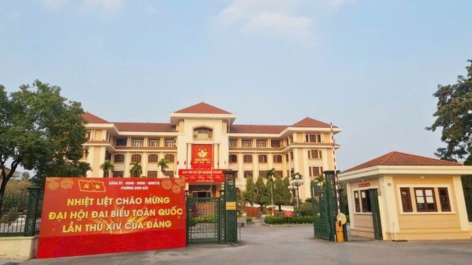 Pa-nô tuyên truyền với khẩu hiệu “Nhiệt liệt chào mừng Đại hội Đại biểu toàn quốc lần thứ XIV của Đảng” phía trước trụ sở Đảng ủy phường Kinh Bắc.
