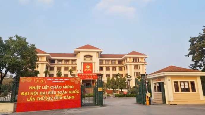 Pa-nô tuyên truyền với khẩu hiệu “Nhiệt liệt chào mừng Đại hội Đại biểu toàn quốc lần thứ XIV của Đảng” phía trước trụ sở Đảng ủy phường Kinh Bắc.