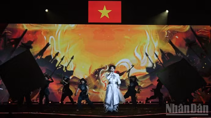 Một tiết mục văn nghệ đặc sắc được biểu diễn tại lễ khởi công. (Ảnh: TRẦN HẢI)