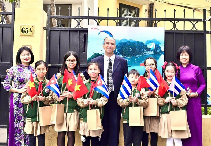 Đại sứ Cuba tại Việt Nam Rogelio Polanco Fuentes đến thăm và chụp ảnh kỷ niệm với thầy cô giáo, học sinh Trường tiểu học Việt Nam-Cuba.