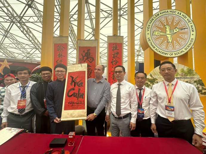 Viện Hàn lâm Khoa học xã hội Việt Nam tặng bức Thư pháp cho Đại sứ Cuba Rogelio Polanco Fuentes nhân dịp Đại sứ tham quan Triển lãm thành tựu đất nước “80 năm Hành trình Độc lập-Tự do-Hạnh phúc”. (Ảnh: VASS)