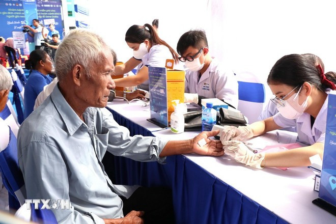 Kiểm tra đường huyết cho người dân. (Ảnh: Thanh Hòa/TTXVN)