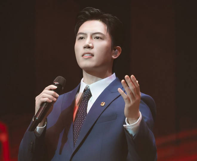 Anh Tú lựa chọn thể hiện tiếng nói nội tâm của một người trẻ trước những sự kiện trọng đại của dân tộc. (Ảnh: CTV/Vietnam+)