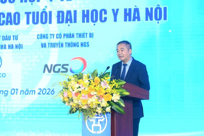 Phó Giáo sư, Tiến sĩ Nguyễn Lân Hiếu, Giám đốc Bệnh viện Đại học Y Hà Nội báo cáo tại lễ khởi công.