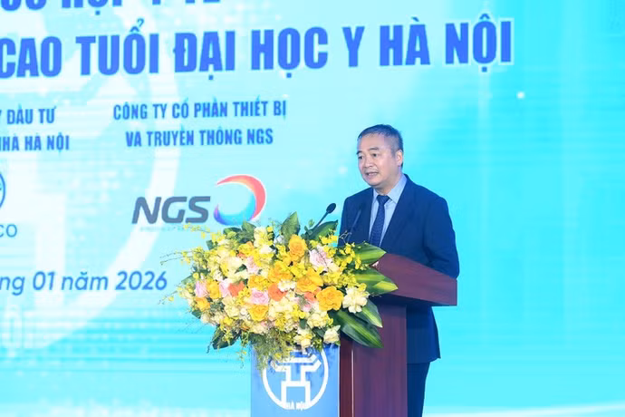 Phó Giáo sư, Tiến sĩ Nguyễn Lân Hiếu, Giám đốc Bệnh viện Đại học Y Hà Nội báo cáo tại lễ khởi công.