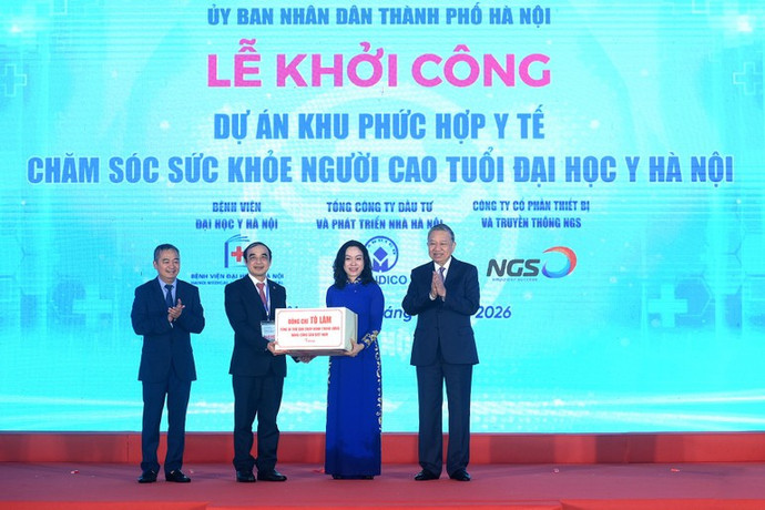 Tổng Bí thư trao quà tặng Trường đại học Y Hà Nội.