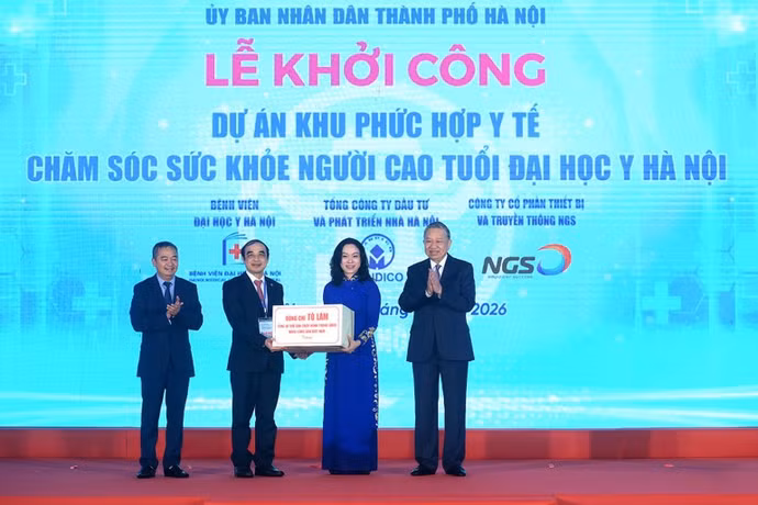 Tổng Bí thư trao quà tặng Trường đại học Y Hà Nội.