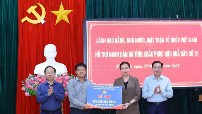 vna-potal-thuong-truc-ban-bi-thu-tran-cam-tu-tham-dong-vien-ho-tro-nhan-dan-tinh-ha-tinh-khac-phuc-hau-qua-bao-so-10-8307497-9516.jpg