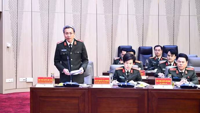 Thiếu tướng Nguyễn Quốc Toản, Chánh Văn phòng Bộ Công an, Phó trưởng Tiểu ban Thường trực Tiểu ban An ninh trật tự Đại hội trình bày báo cáo trung tâm.