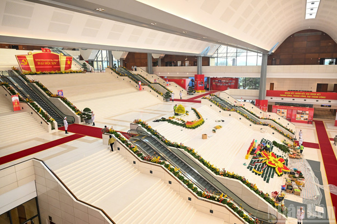 Công tác tổ chức trang trí, khánh tiết đang được các đơn vị khẩn trương hoàn thành. (Ảnh: DUY LINH)