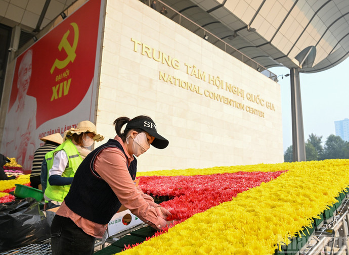 Các công nhân tất bật hoàn thiện những hạng mục trang trí cuối cùng. (Ảnh: DUY LINH)